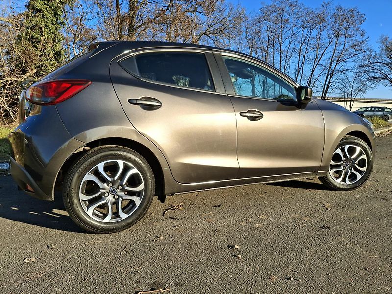Mazda 2 1.5 benzin 66 kw max. výbava - fotka 9 z 30
