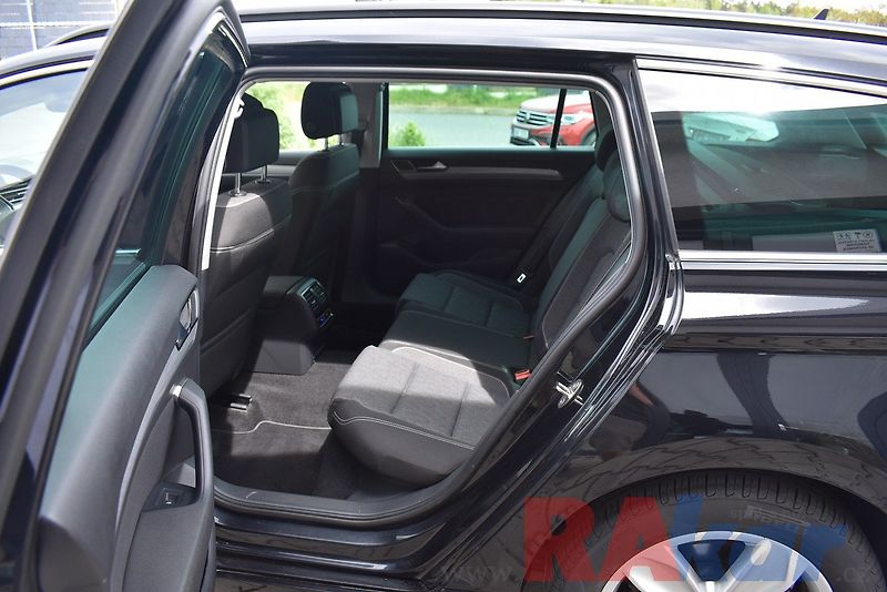 Volkswagen Passat Variant (2023) Business 2,0 TSI automat - fotka 12 z 34