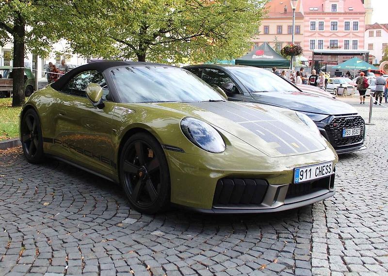 V severočeském Litvínově se uskutečnil premiérový Autofest. Na snímku je luxusní Porsche 911 Spirit.