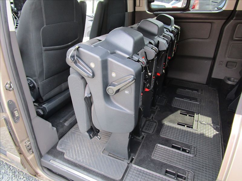 Ford Tourneo Custom 2.0TDCi L2 Titanium, 8 míst - fotka 37 z 57