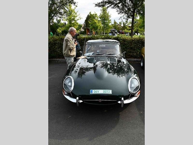Na tradiční Lidický okruh dorazily desítky historických automobilů a motocyklů, které obdivovali návštěvníci z Kladna i širokého okolí.