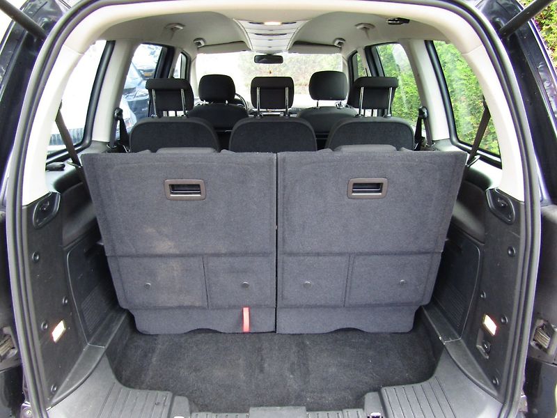 Ford Galaxy (2011) 2.0 TDCi 103kW 7MÍST - fotka 23 z 38