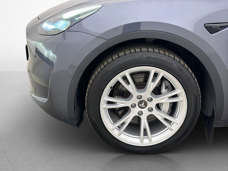 Tesla Model Y Long Range AWD - fotka 9 z 29