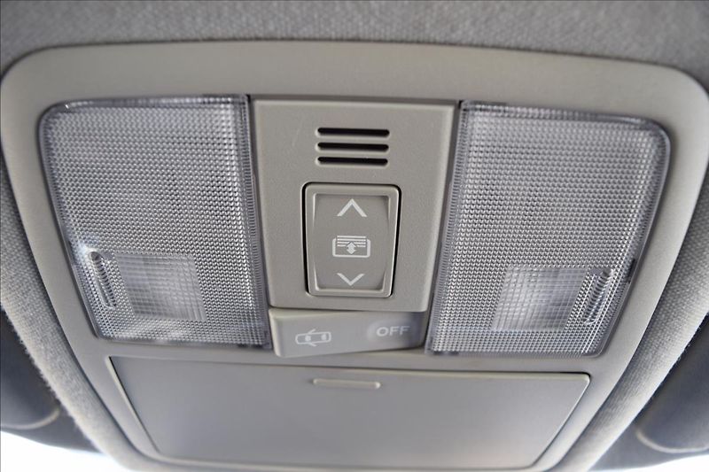 Toyota Auris 1,2 i 85KW XENONY AUTOMAT ALU - fotka 53 z 55