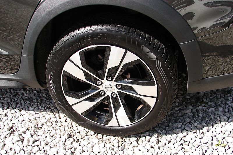 Volvo V60 CC 2.0B4 AWD MildHybrid ZADÁN! - fotka 42 z 46