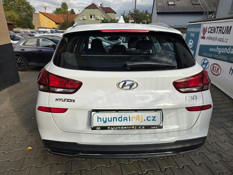 Hyundai i30 1.6-SPOTŘEBA CCA 5l/100-KAMERA - fotka 8 z 9