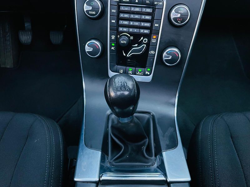 Volvo V60 2.0D4 5VÁLEC SERVISKA TAŽNÉ - fotka 37 z 48