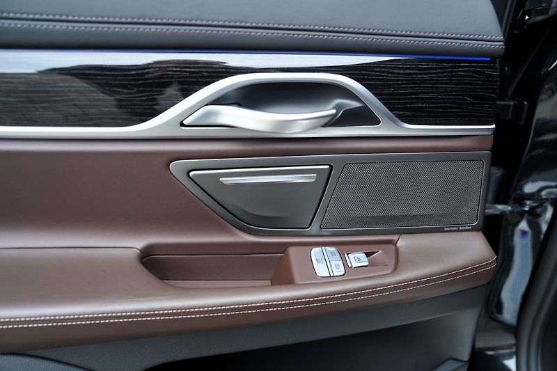 BMW Řada 7 740d xDrive/9AT/Lasery/Mpaket - fotka 19 z 50