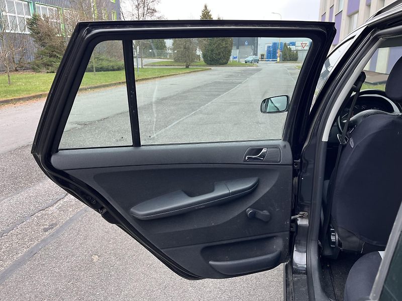 Škoda Fabia 1,4i 16V / AUTOMAT / combi  - fotka 14 z 34