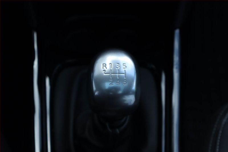 Peugeot 2008 (2019) 1.2 PureTech, Serv.kniha, Navi - fotka 24 z 25
