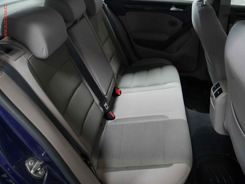 Volkswagen Golf (2011) 1.6TDi, Navi, AC - fotka 11 z 21