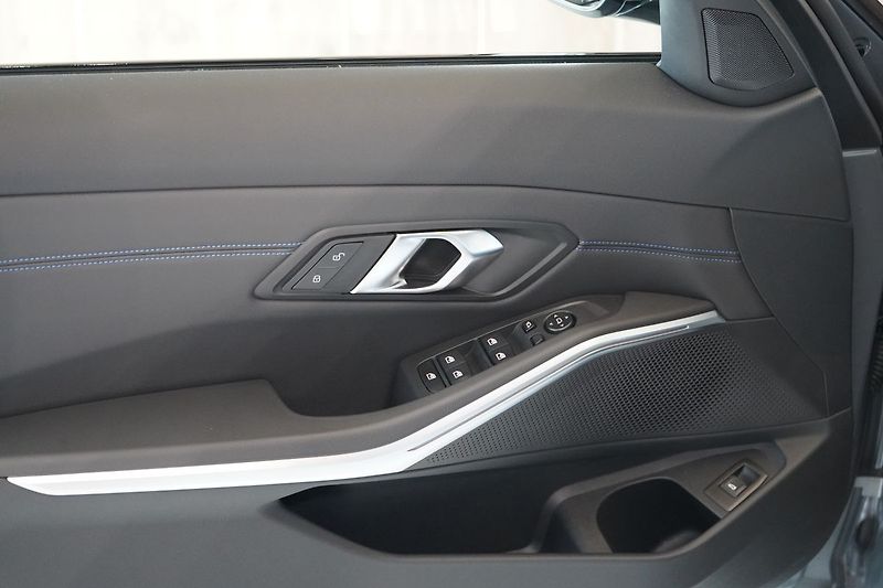 BMW Řada 3 320d xDrive Touring, HUD, ACC - fotka 21 z 43