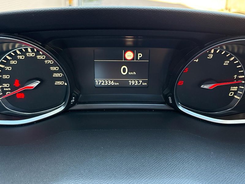 Peugeot 308 (2018) Allure 1.6 BlueHDi EAT6 - fotka 11 z 41