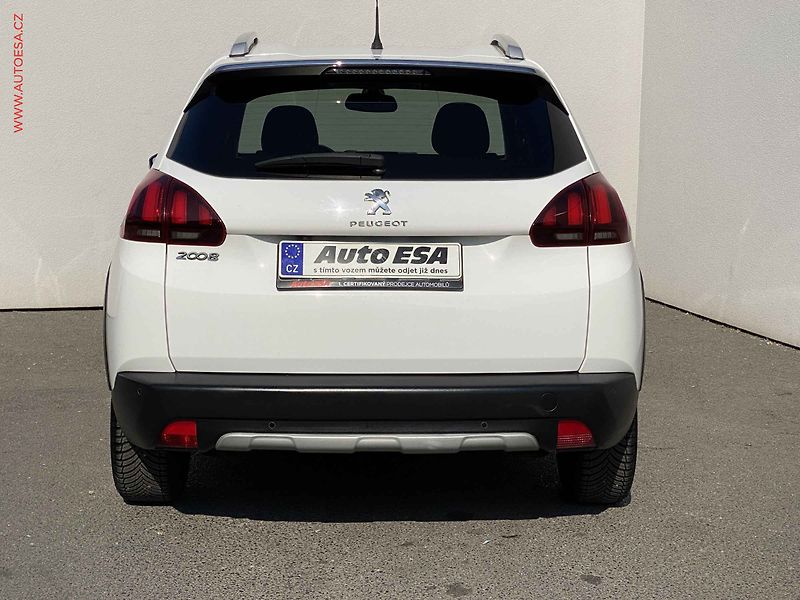 Peugeot 2008 (2018) 1.2PT, ČR, Allure - fotka 5 z 18