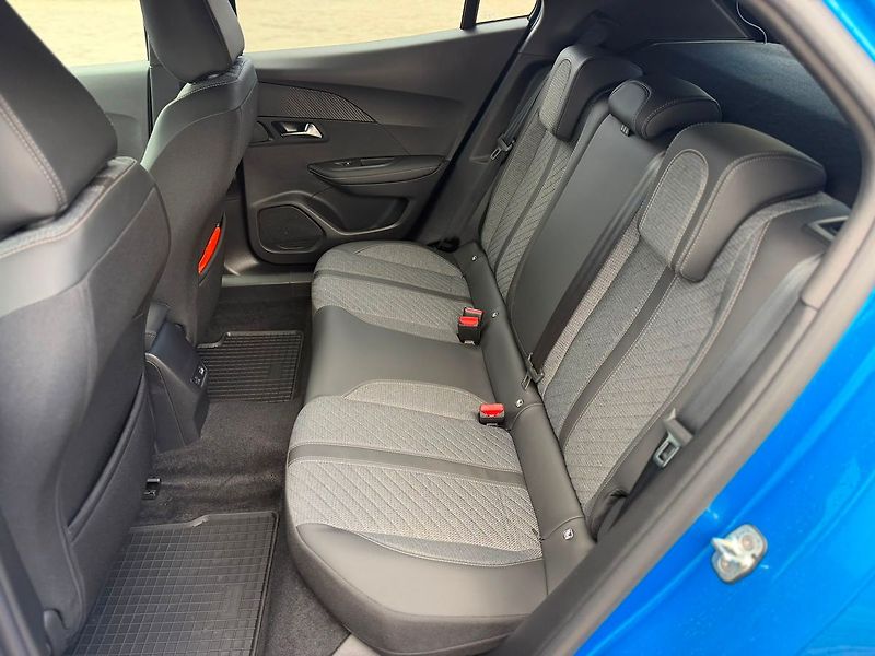Peugeot 2008 ALLURE Pack 1.2PT 130 EAT8 - fotka 10 z 29