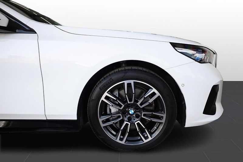 BMW Řada 5 550e xDrive Touring - fotka 7 z 33