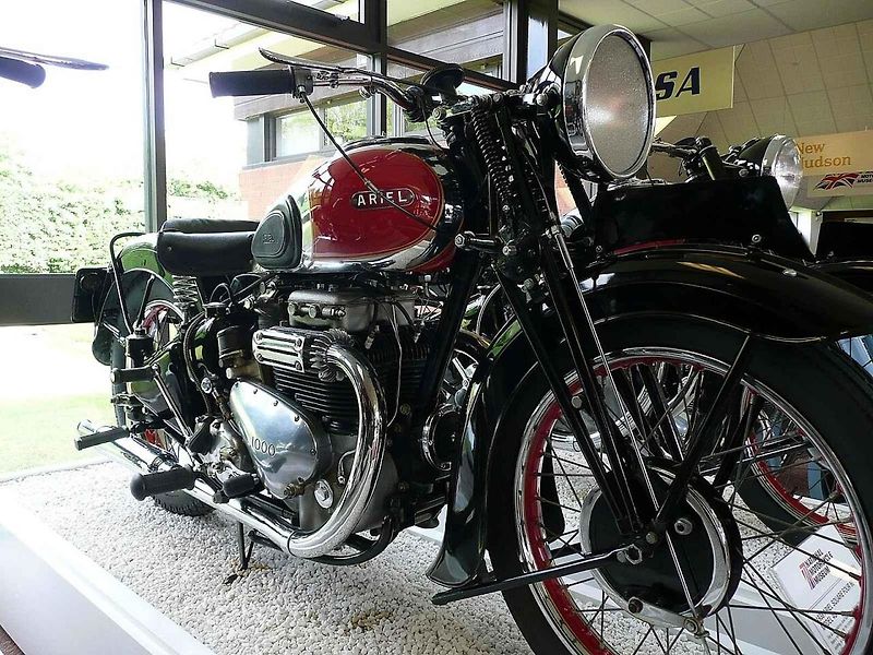 Motocykl Ariel Square Four je považován za Aston Martin mezi jednostopými vozidly. Na snímku je stroj z roku 1953.