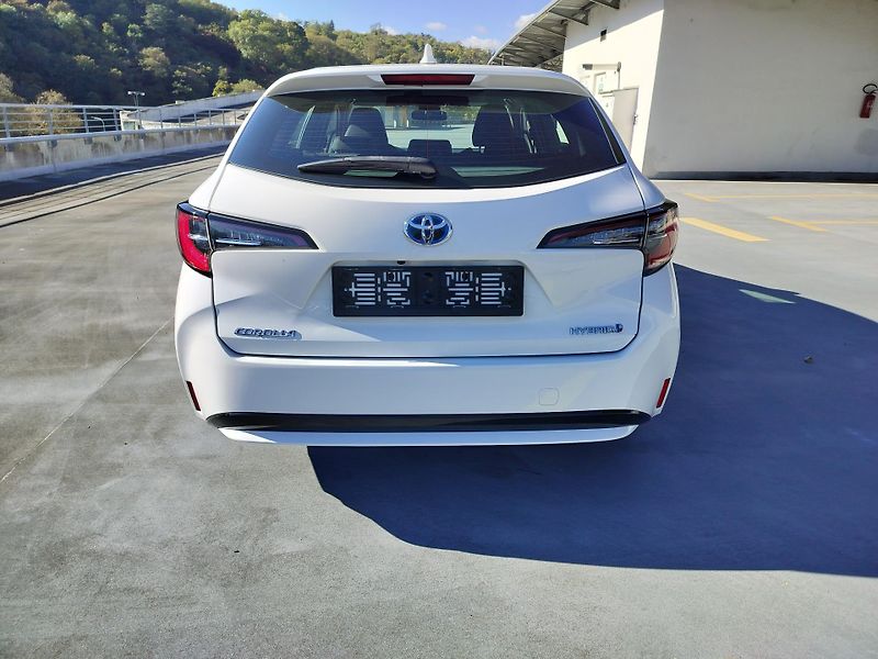 Toyota Corolla Touring 1.8 Hybrid Business - fotka 6 z 26