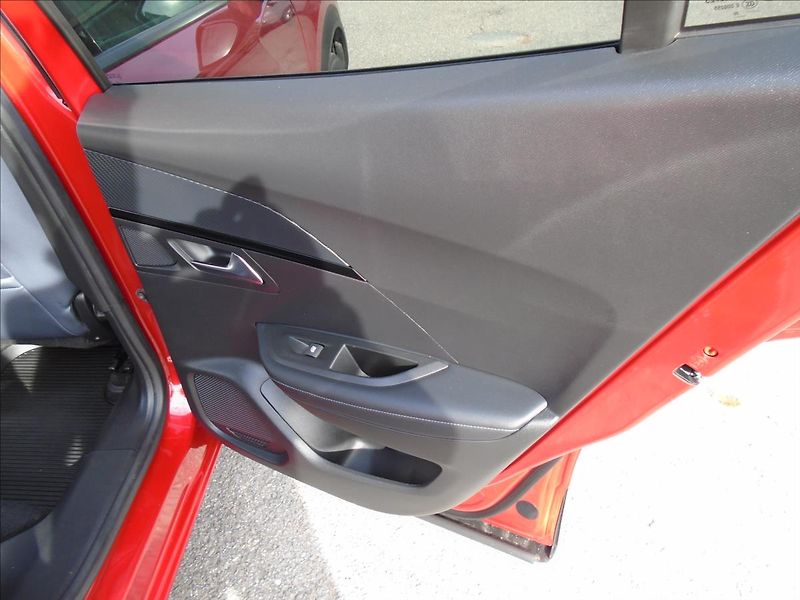 Peugeot 2008 1,2 - fotka 15 z 30