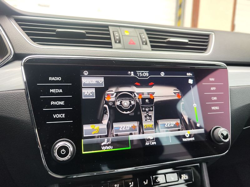 Škoda Superb 1.5 TSI/110kW Ambition DSG - fotka 20 z 31