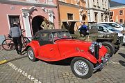 Automobiloví a motocykloví veteráni se vydali v neděli na tradiční jízdu Ze zámku na hrad. Start byl na Horním náměstí v Přerově, kde si lidé užili bohatý program.