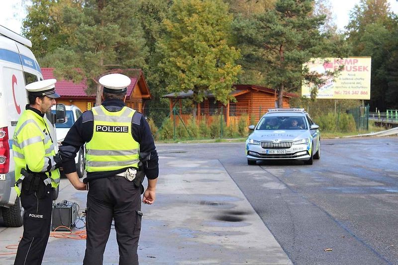 Do jihočeského měření emisí a kontrol u hotelu Sloup na silnici I/3 (bývalá E55) se zapojili policisté krajské dopravní policie, z dálničního oddělení Borek a táborští dopraváci. Vozidla se řidiči naváděli také z blízké dálnice D3.
