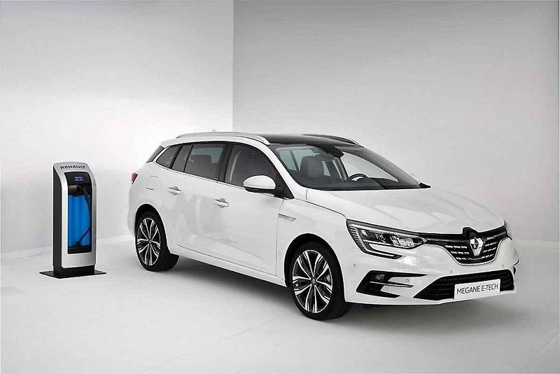 Dvě výkonné motory pod kapotou má čím dál více vozů