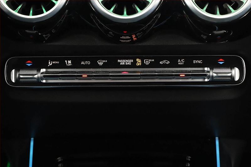 Mercedes-Benz GLB (2025) 200 d 4MATIC - fotka 26 z 27