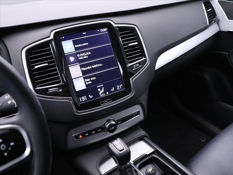 Volvo XC90 2,0 D4 140kW CZ LED Momentum - fotka 18 z 31