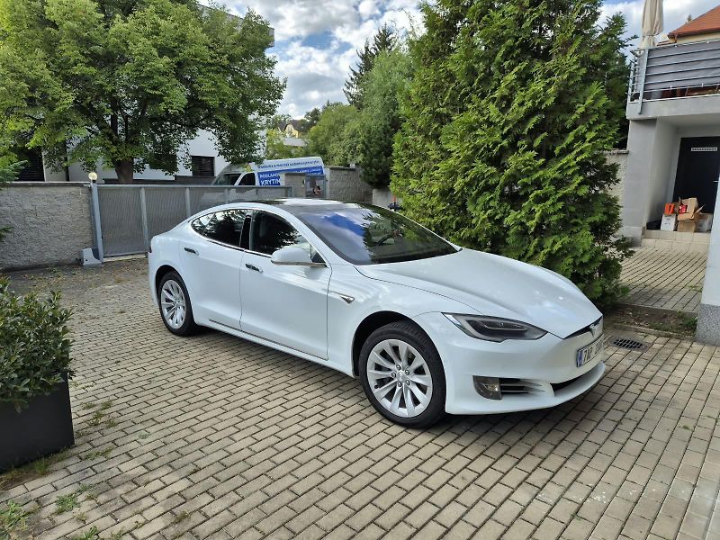 Tesla Model S (2017) 90D AWD Nabíjení zdarma - fotka 8 z 26