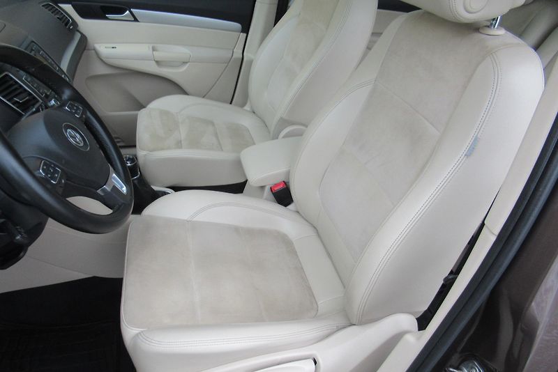 Volkswagen Sharan 2.0TDI 4x4 PANORAMA NAVI TAŽNÉ - fotka 17 z 28