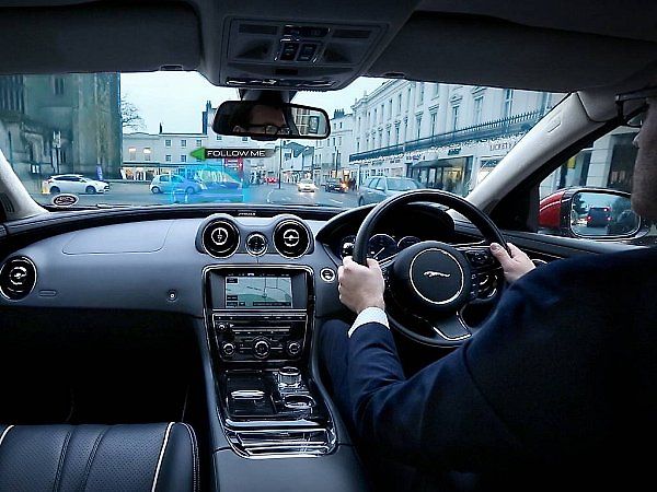 Automobilka Jaguar Land Rover vyvíjí navigaci umožňující sledovat virtuálního navigátora.