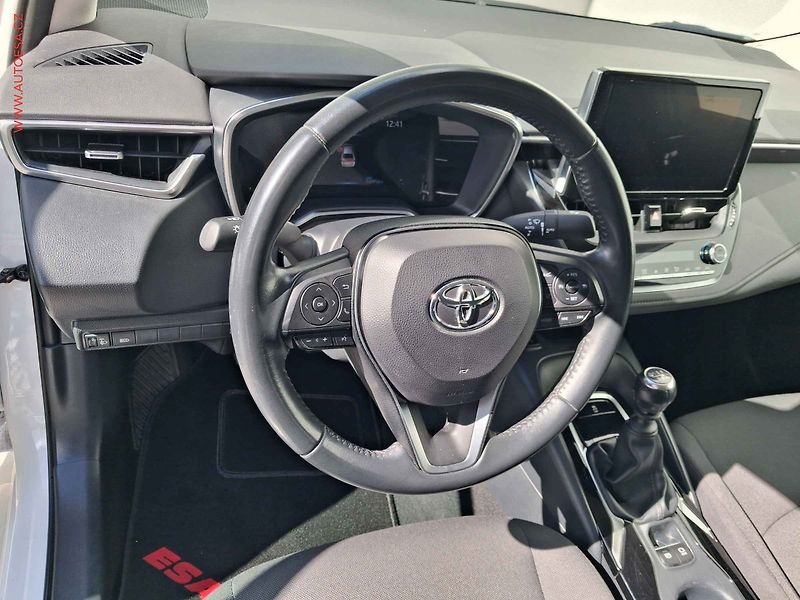 Toyota Corolla (2023) 1.5i, 1.maj,ČR, Dynamic, LED - fotka 13 z 20