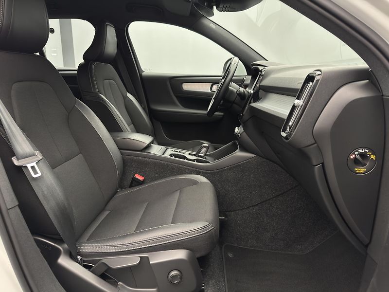 Volvo XC40 T4 MOMENTUM AUT - fotka 23 z 45