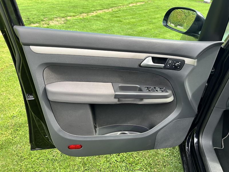 Volkswagen Touran 1.6 MPI 75KW,7MÍST,DIGI,NAVI - fotka 12 z 46