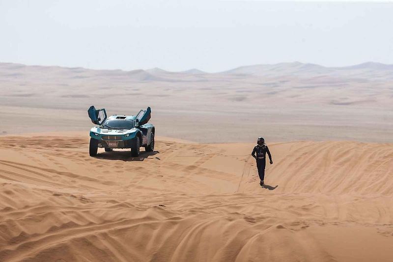 Účastníci Rallye Dakar zdolávají obrovské duny