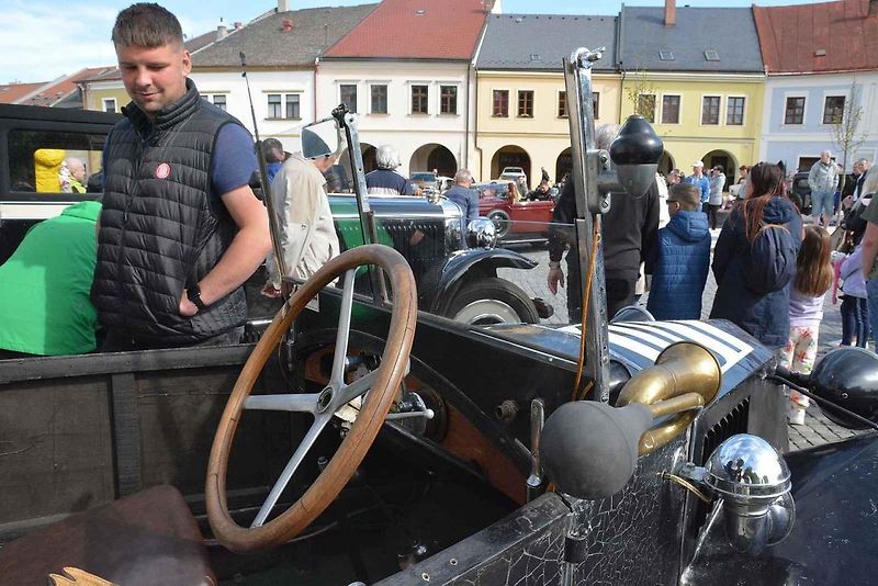 Stovka nablýskaných motocyklů a automobilů předválečné a meziválečné éry vyrazila v neděli z Horního náměstí v Přerově na spanilou jízdu regionem. Nejstarší účastnicí byla osmaosmdesátiletá Libuše Šulcová, která na trasu vyrazila na motocyklu BSA 770 se s