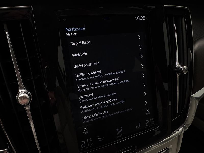 Volvo V90 CC D4 AWD MOMENTUM AUT - fotka 35 z 46