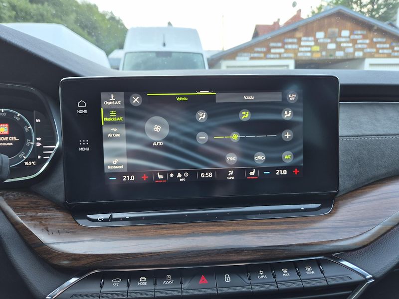 Škoda Octavia Combi Scout TDi 147kw DSG 4x4 - fotka 29 z 49
