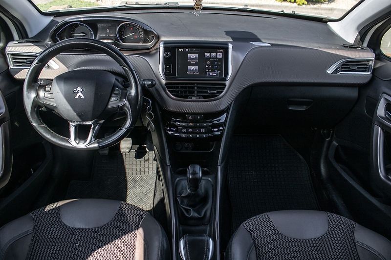 Peugeot 2008 1.2 PureTech - fotka 9 z 17