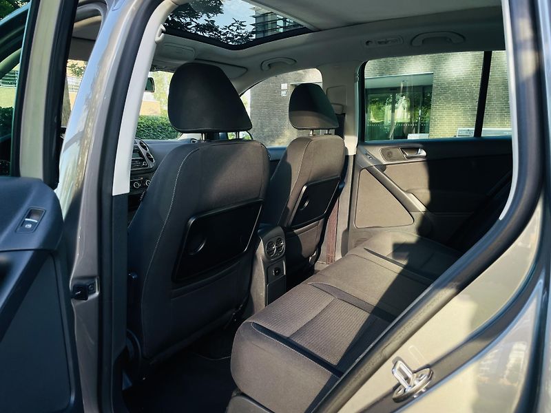 Volkswagen Tiguan 2.0TSI 4x4 AUT SERVISKA VYHŘEV - fotka 33 z 47