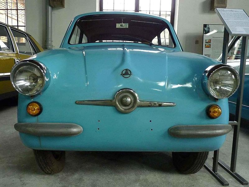 Počítalo se s tím, že to bude malé lidové vozítko za solidní peníze. Polské malé auto Mikrus MR-300, které se vyrábělo v letech 1957 až 1960.