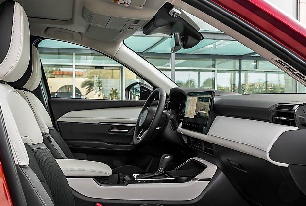 Dvoubarevný interiér je moc pěkný., zdroj: Se svolením Mazda