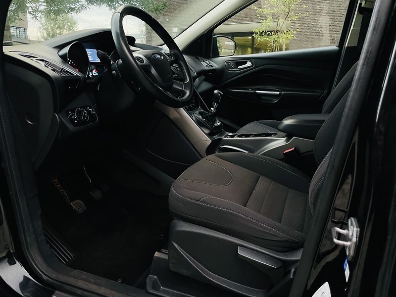 Ford Kuga 2.0TDCi 4x4 MAN TAŽNÉ VÝHŘEV - fotka 25 z 44