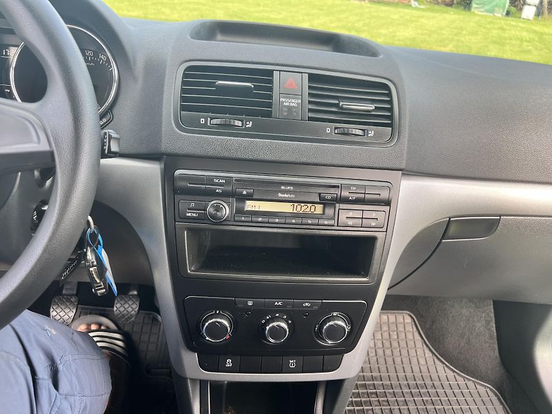Škoda Yeti 1.2TSI 77KW,KLIMA,ESP,ASR,CD - fotka 35 z 40