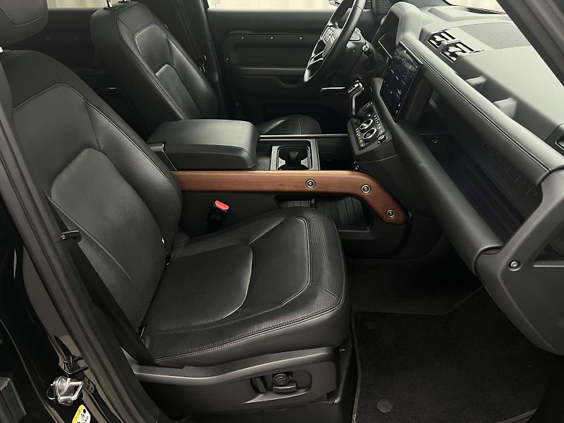 Land Rover Defender 110 D300 HSE AUT CZ - fotka 19 z 51