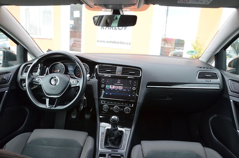 Volkswagen Golf (2017) 2.0 TDi 110kW HIGHLINE / LED - fotka 20 z 38