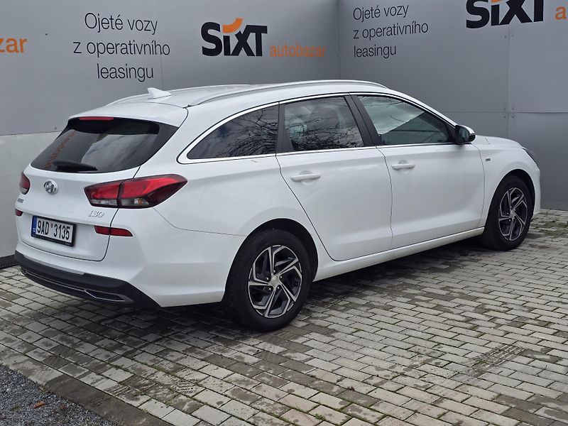 Hyundai i30 Family Smart 1,5 T-GDI Mild - fotka 3 z 7