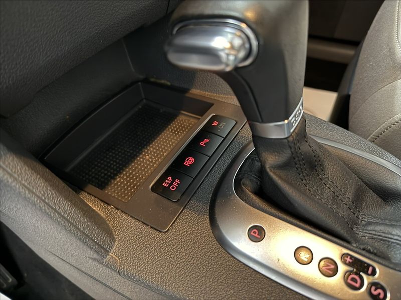Volkswagen Touran 2,0   TDI DSG 103KW HIGHLINE - fotka 18 z 34