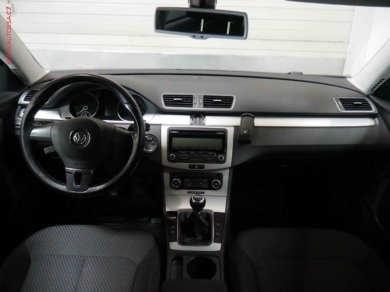 Volkswagen Passat (2011) 1.6 TDi, 1.maj, servis.kniha - fotka 8 z 16